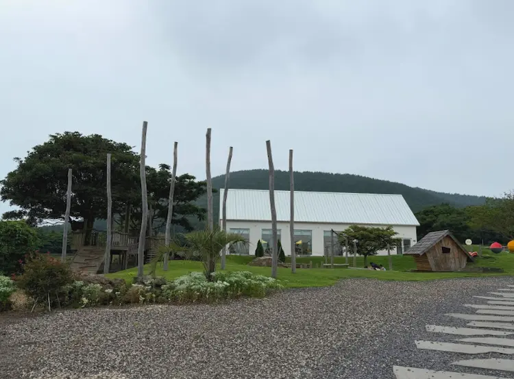 Panoramic outdoor view of Alps Jeju Cafe and its spacious grounds